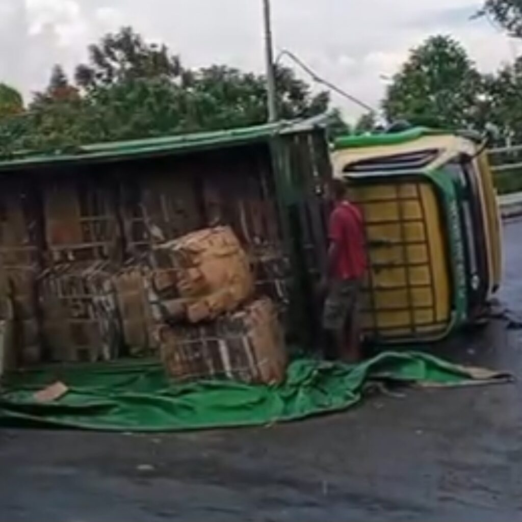 Bukan Pertama Kalinya, Truk Bermuatan Berat Terguling di Jalur Tanjakan Masangan Wetan