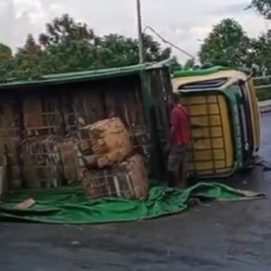 Bukan Pertama Kalinya, Truk Bermuatan Berat Terguling di Jalur Tanjakan Masangan Wetan