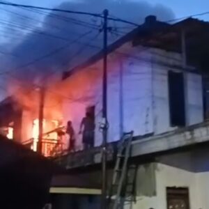 Kebakaran Hebat di Jerukgamping Krian, Warga Panik Saat Lantai Dua Rumah Dilalap Api