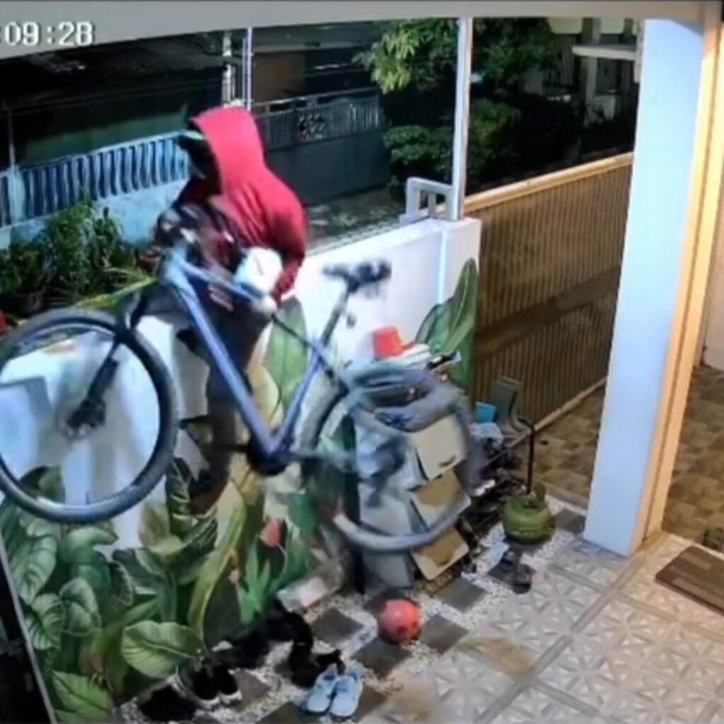 Pencuri Lompat Pagar, Gasak Sepeda Angin di Perum Pejaya Anugrah Kramat Jegu Taman