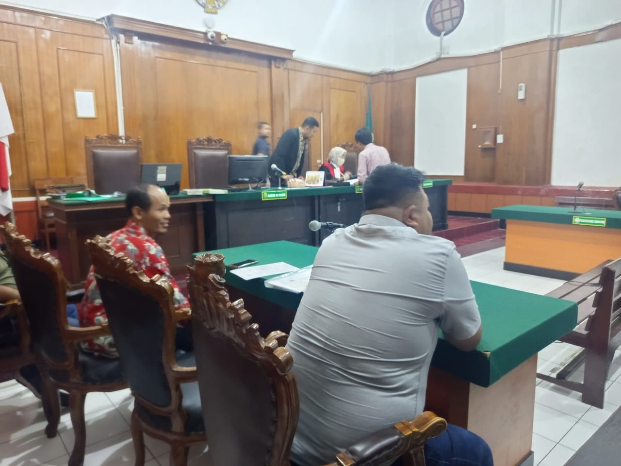 Suasana sidang praperadilan dugaan upaya pembakaran di PN Surabaya.