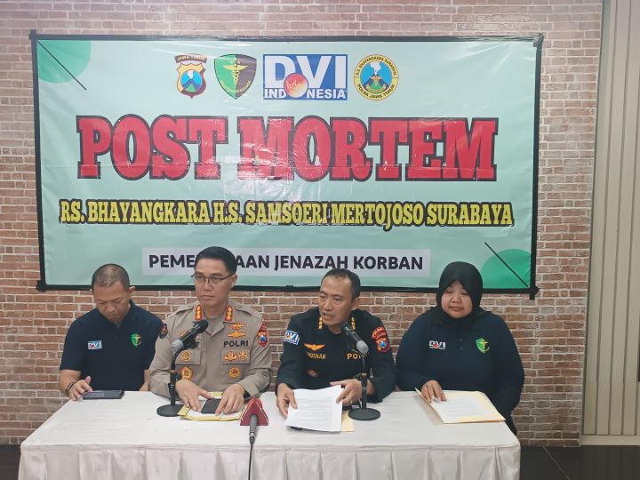 Kepala Bidang Kedokteran dan Kesehatan (Kabiddokkes) Polda Jatim, Kombes Pol Khusnan Marzuki saat menggelar konpers di Mapolda Jatim.