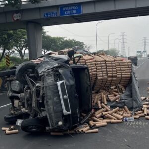 Kelebihan Muatan, Pikap Terguling di KM 762 Tol Sidoarjo–Porong