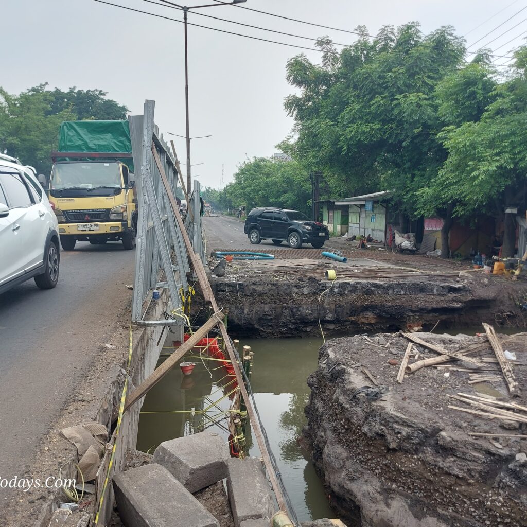 Proyek Jembatan Trosobo Molor dan Abaikan K3: Macet Parah, Pengendara Terancam