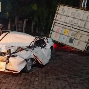 Truk Trailer Terguling di Rest Area Tol Sidoarjo, Dua Mobil Parkir Jadi Korban