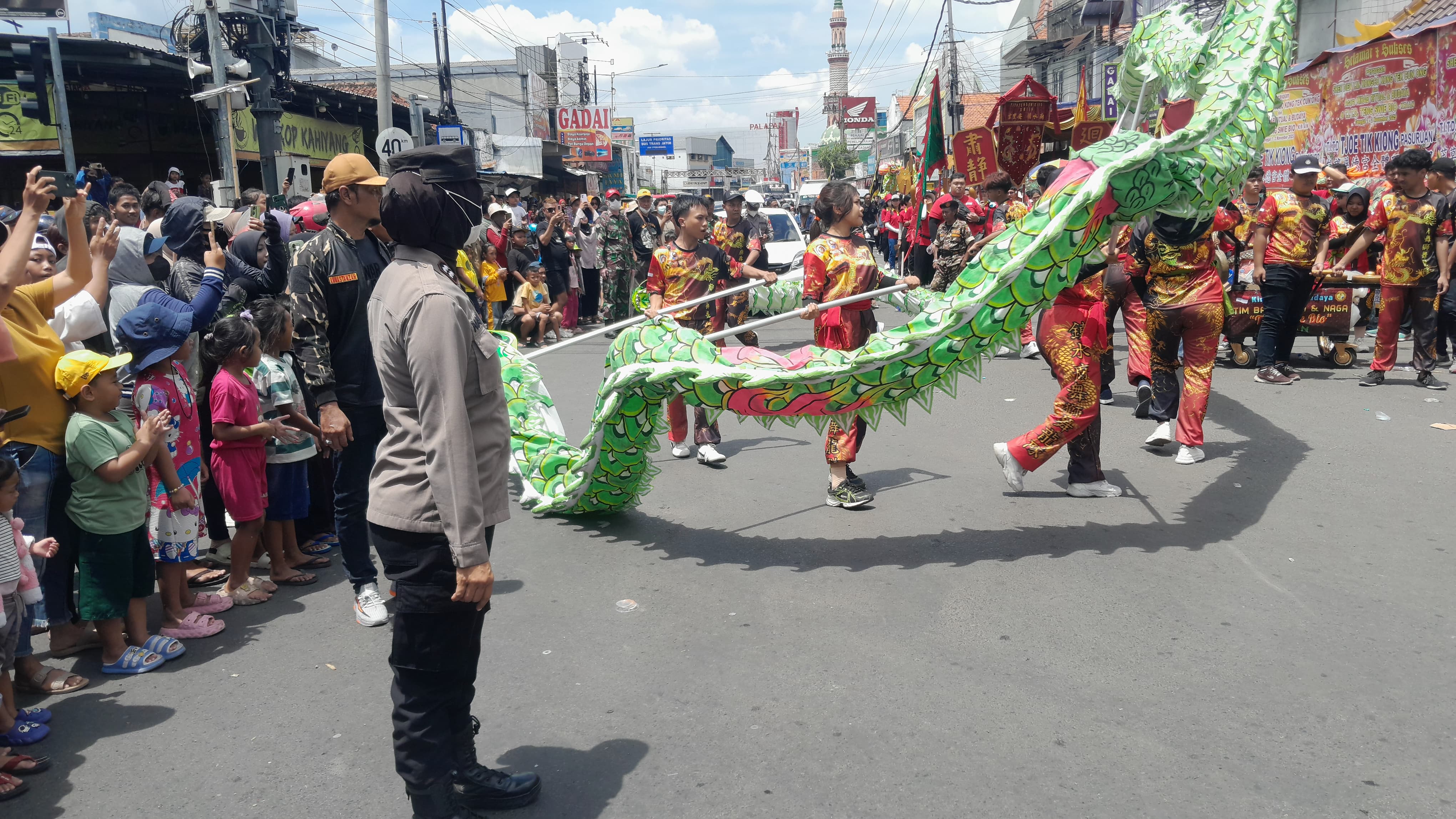 Ribuan warga Krian padati area sekitar Klenteng Tridarma Teng Swie Bio untuk menyaksikan Kirab Budaya Sedekah Bumi dalam rangka perayaan Shen Dien YM Kongco Kong Tek Cun Ong