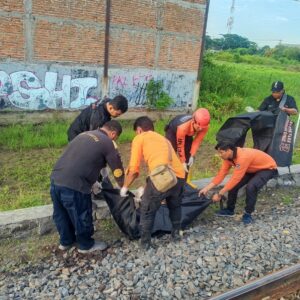 Pria Tanpa Identitas Tewas Tertabrak Kereta Api Sancaka Utara di Surabaya