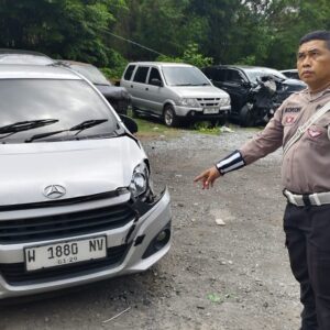 Kurang Konsentrasi, Ayla Tabrak Pikap Bermuatan Kopi di Tol Sidoarjo