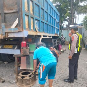 Kemacetan Parah di Jalan Raya Tropodo hingga Pondok Candra, Akibat Truk As Patah