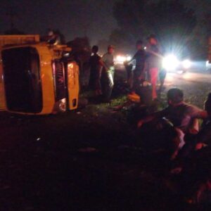 Dump Truk Oleng dan Tabrak Tiang PJU di Ketapang Tanggulangin, Sopir Alami Luka Ringan