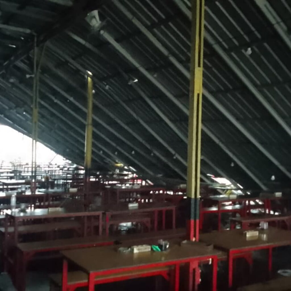 Puting Beliung Terjang Waru, Warga Panik dan Satu Warkop Ambruk