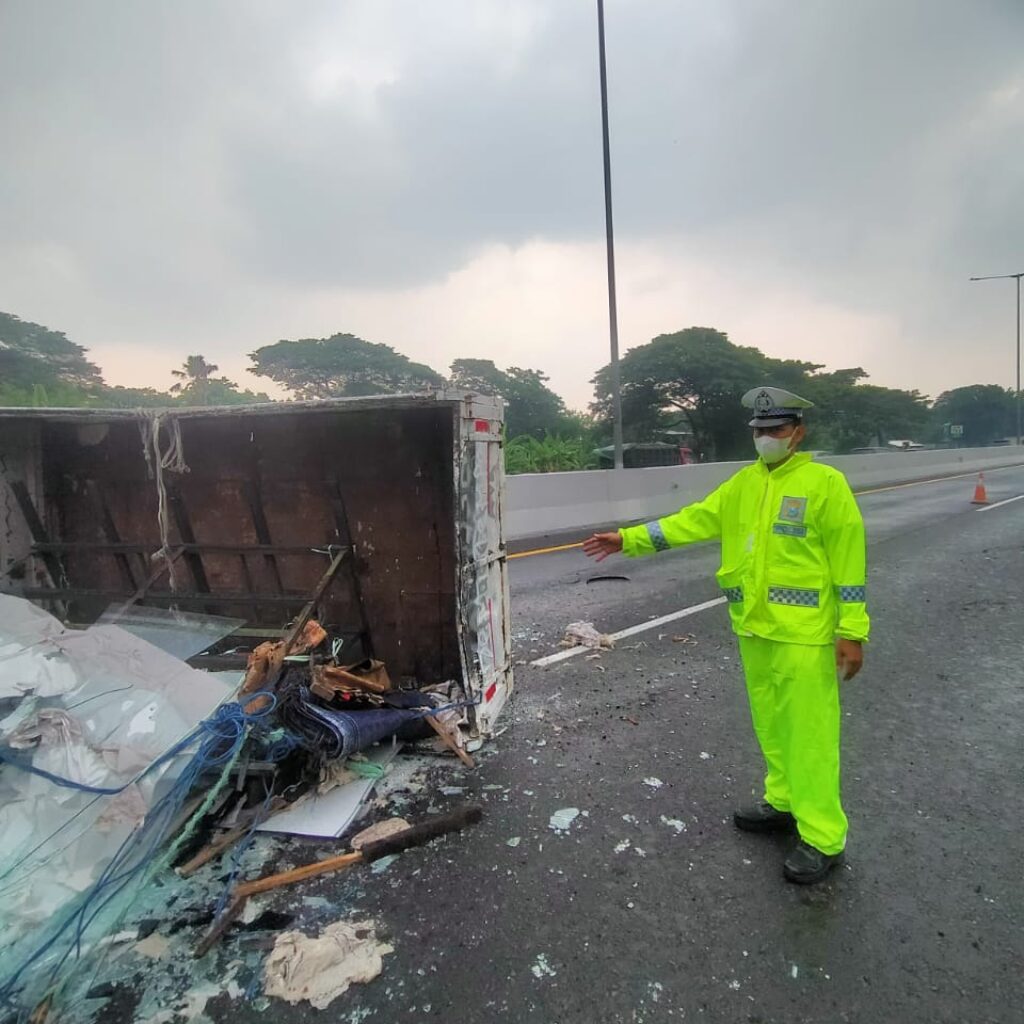 Truk Bermuatan Kaca Terguling di Tol Waru–Sidoarjo, Lalu Lintas Sempat Tersendat Akibat Hujan Deras