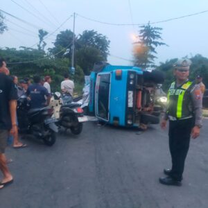 Truk Bermuatan Kertas Terguling di Overpass Masangan Wetan, Lokasi Ini Sudah Berkali-Kali Terjadi Insiden Serupa