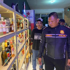 Polsek Balongbendo Razia Miras Ilegal Jelang Nataru 2025, Sejumlah Toko Ditutup