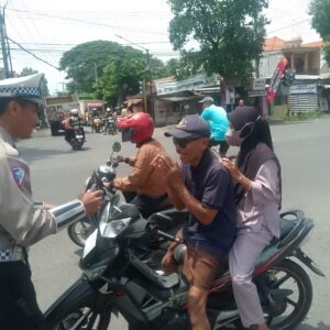 Sosialisasi Humanis Polsek Balongbendo, Wujudkan Kamseltibcarlantas Lewat Operasi Zebra Semeru 2025