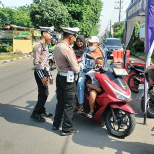Hari Kelima Operasi Zebra Semeru 2025, Polsek Waru Gencarkan Edukasi Keselamatan Berkendara