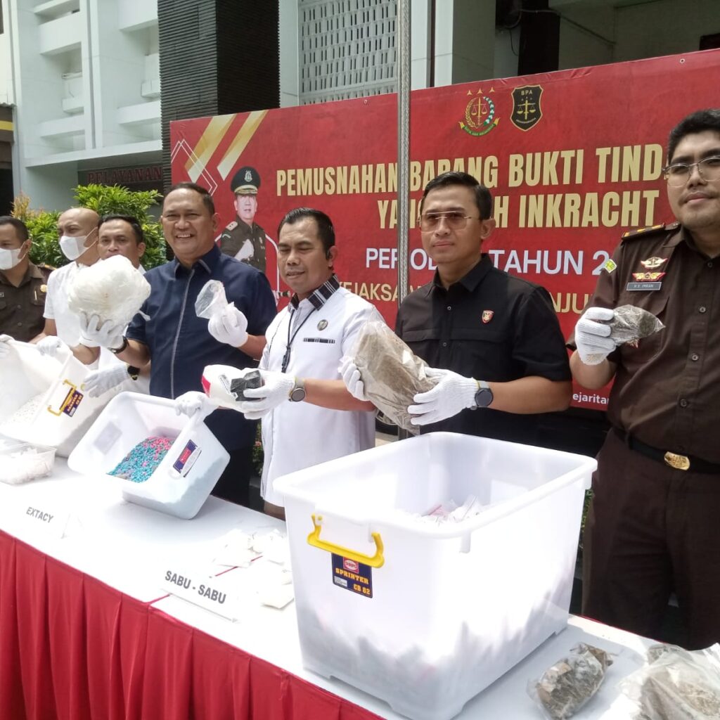 Kejari Tanjung Perak Musnahkan Ribuan Barang Bukti Narkotika dan Senjata Tajam