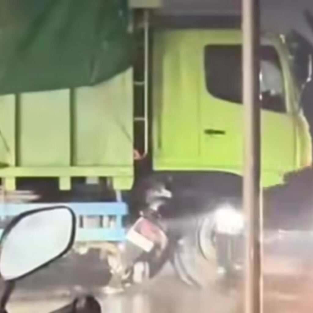 Pengendara Motor Luka Serius Usai Tabrak Truk di Depan Halte Trans Jatim Balongbendo
