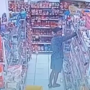 Belasan Parfum Digondol Maling, Rekaman CCTV Minimarket di Krian Mendadak Viral
