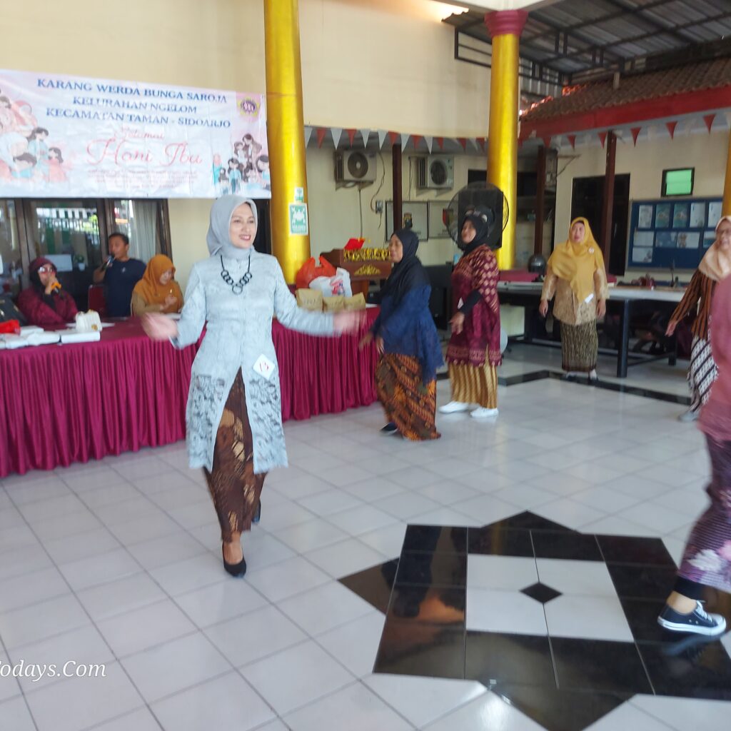 Peringati Hari Ibu, Karang Werda Bunga Saroja Kelurahan Ngelom Taman Gelar Lomba Fashion Show Meriah