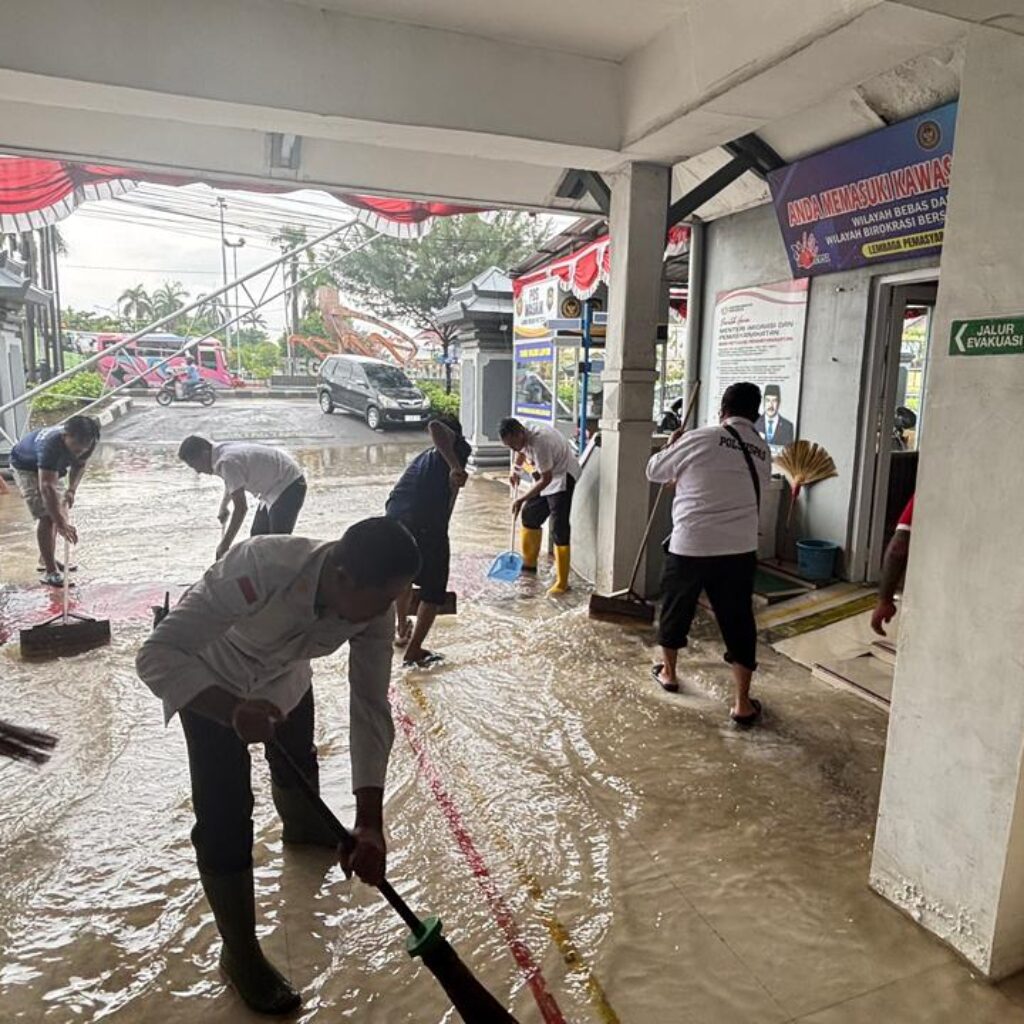 Komitmen Dalam Rendaman Banjir dan Air Hujan, Lapas Tegal Tetap berikan Pelayanan Prima