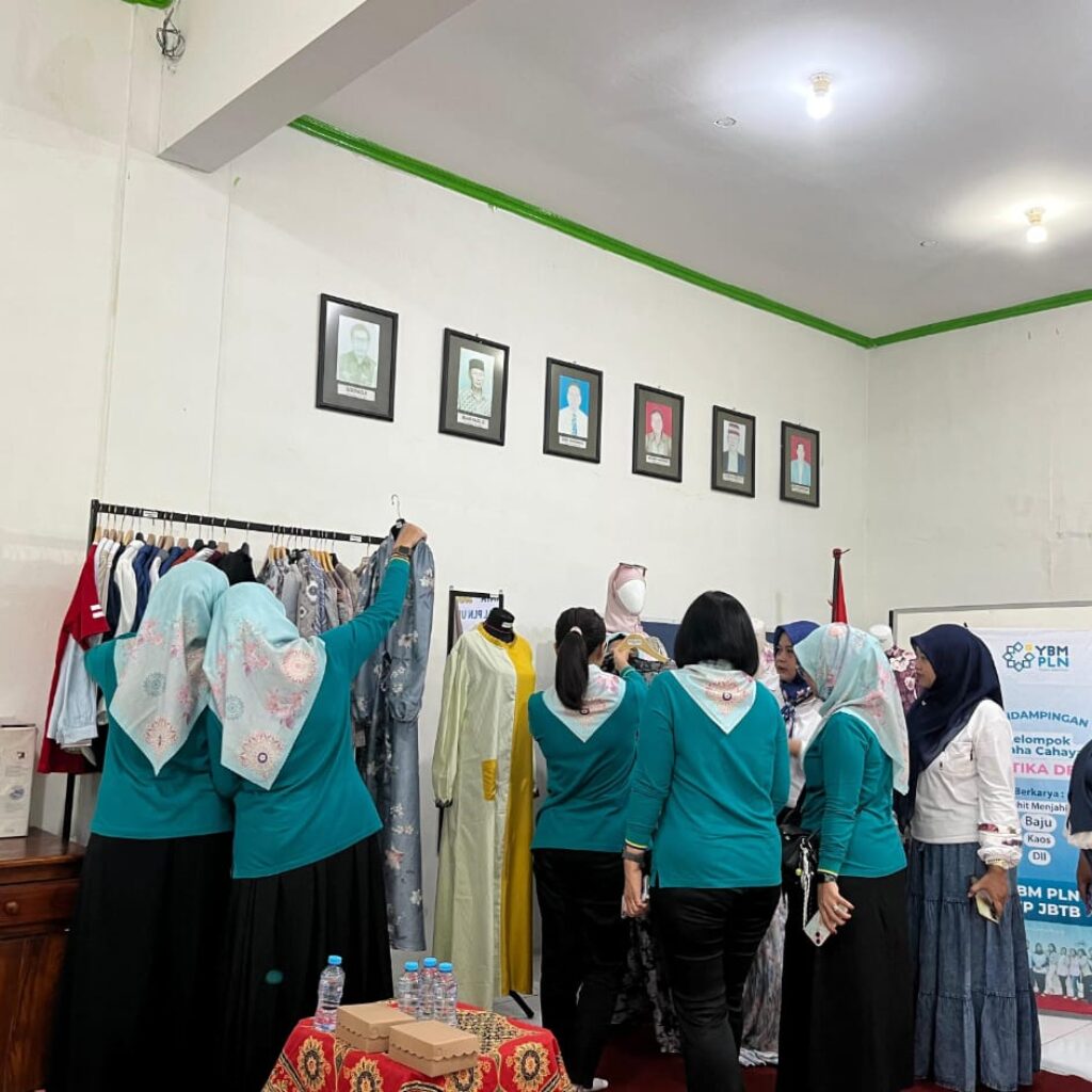 Ibu-Ibu Tuwowo Berdaya, KUC Sartika Dewi binaan YBM PLN UIP JBTB Hasilkan 85 Produk Pakaian dalam Empat Bulan Pelatihan