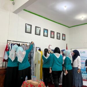 Ibu-Ibu Tuwowo Berdaya, KUC Sartika Dewi binaan YBM PLN UIP JBTB Hasilkan 85 Produk Pakaian dalam Empat Bulan Pelatihan