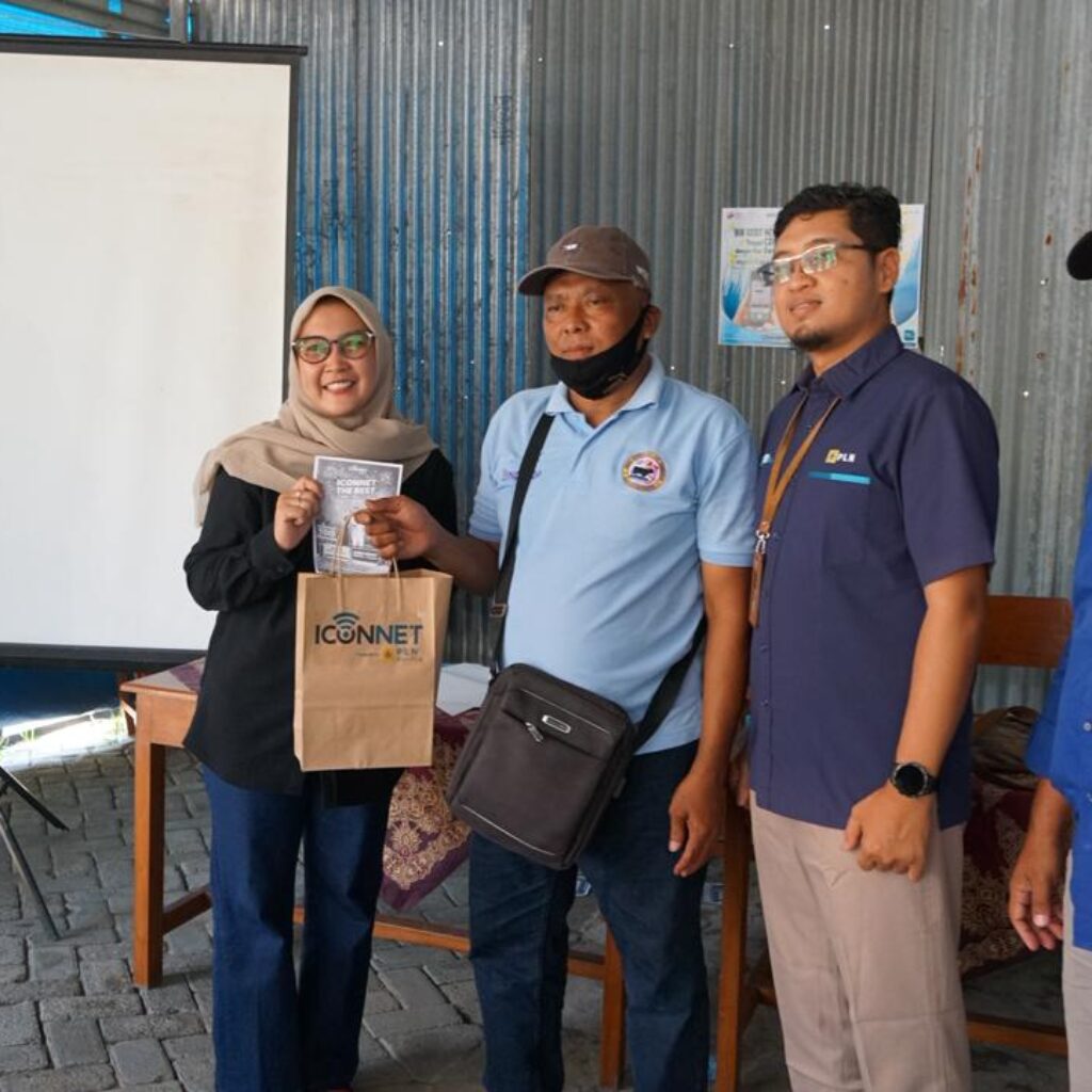 PLN Icon Plus Perluas Literasi Digital Warga Desa Kampung PLN Mobile di Trucuk Bojonegoro