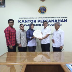 Tingkatkan Kepastian Hukum Aset Negara, PLN UIP JBTB Terima Sertipikat HGB SUTET 500 kV Paiton–Kalipuro di Desa Ketapang dan Kalipuro
