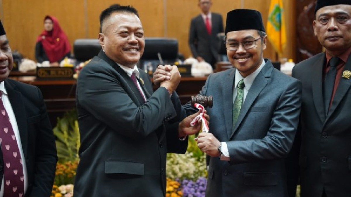 Ketua DPRD Kabupaten Sidoarjo Abdullah Nasikh kanan saat pengucapan sumpajatimtimes Pee2bce5bbd89c4e2