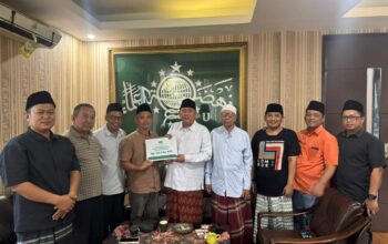 Penyerahan bantuan secara simbolis di Kantor PCNU Banyuwangi