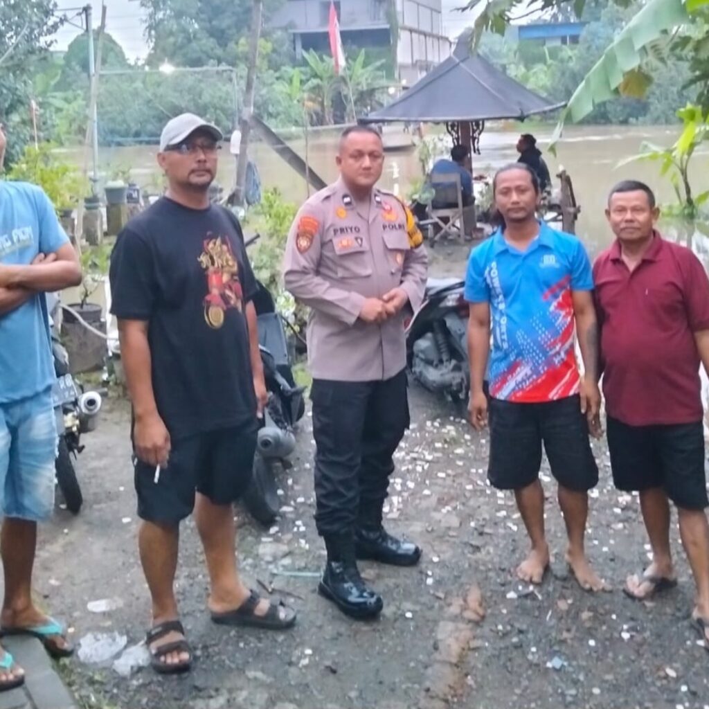 Antisipasi Bahaya Arus Deras Sungai Kalimas, Bhabinkamtibmas Desa Tanjungsari Taman Imbau Hentikan Aktivitas Sungai