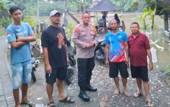 Antisipasi Bahaya Arus Deras Sungai Kalimas, Bhabinkamtibmas Desa Tanjungsari Taman Imbau Hentikan Aktivitas Sungai