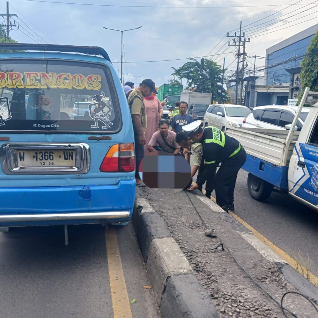 Pengemudi Angkot Meninggal Mendadak di Jalan Raya Taman Sidoarjo, Lalu Lintas Sempat Tersendat