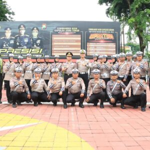 Momen Haru, Kapolres Gresik AKBP Rovan Richard Mahenu Pimpin Apel Terakhir Titipkan Doa untuk Anggota