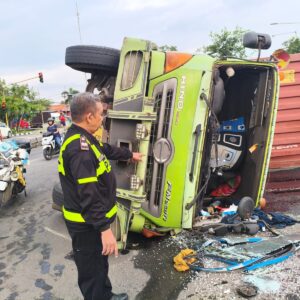 Kecelakaan Maut di Simpang TL Balongbendo, Kontainer Berisi Kertas Renggut Nyawa Pemotor