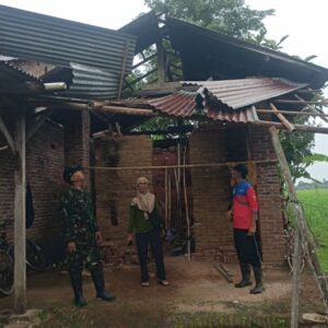 Puting Beliung Melanda Karanganom Trenggalek, Babinsa dan BPBD Bergerak Cepat