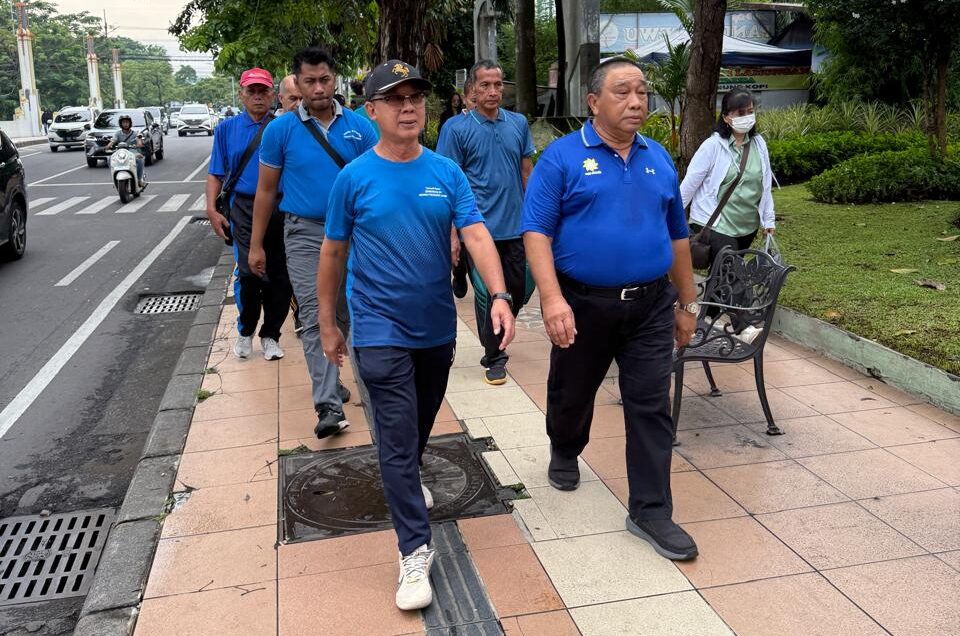 Ketua Pengadilan Tinggi Surabaya, Sudjatmiko,SH, MH jalan pagi untuk jaga kebugaran.