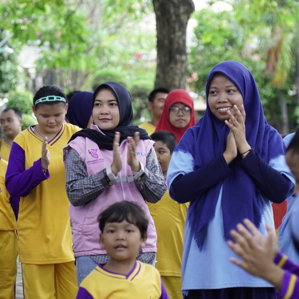 PLN Icon Plus Jatim Salurkan Internet Gratis dan Perlengkapan Sekolah untuk Dukung Pembelajaran Inklusif