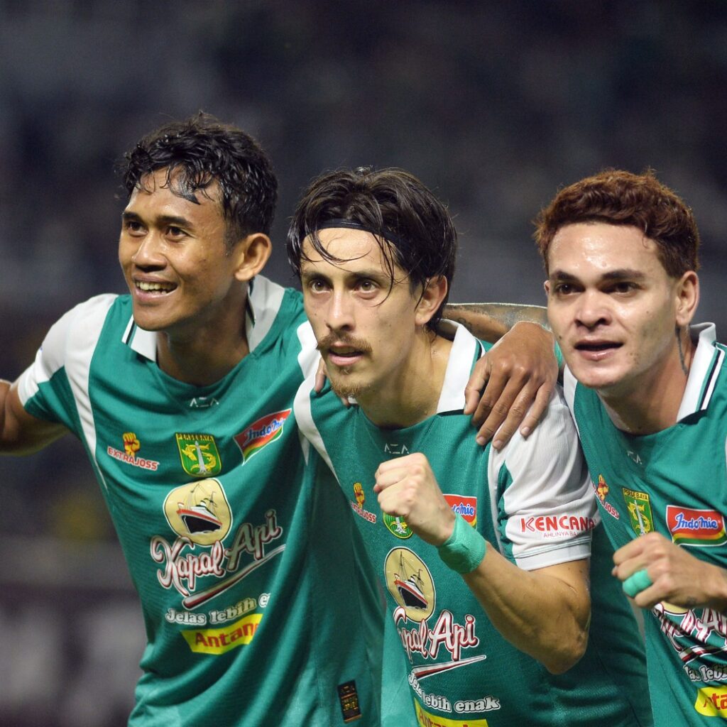 Lawan 10 Pemain, Persebaya Ditahan Imbang Dewa United di Hadapan Ribuan Bonek