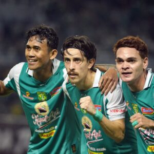 Lawan 10 Pemain, Persebaya Ditahan Imbang Dewa United di Hadapan Ribuan Bonek
