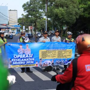 Satlantas Polres Gresik Gencarkan Edukasi Keselamatan, Pengguna Jalan Tertib Dapat Cokelat