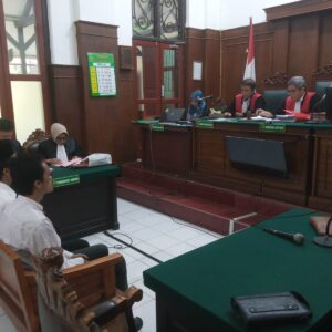 Sidang Pemerasan Kadisdik Jatim, Dua Mahasiswa Dituntut 1 Tahun 6 Bulan