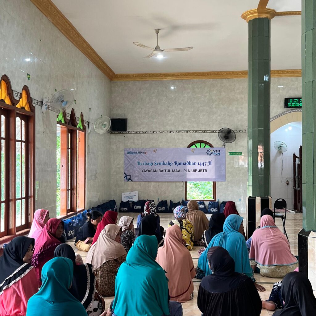 Tak Surut oleh Jarak, YBM PLN UIP JBTB Arungi Perahu Satu Jam Distribusikan Sembako ke Kepetingan