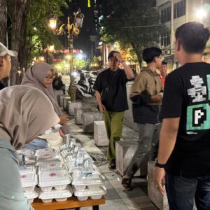 Cahaya di Jalan Tunjungan: Menghidupkan Tradisi Berbagi Sahur di Jantung Surabaya