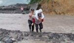 Aksi Heroik Polisi di Lumajang, Gendong Siswa SD Seberangi Lahar Dingin Semeru Demi Keselamatan