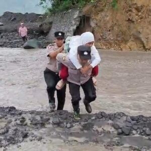 Aksi Heroik Polisi di Lumajang, Gendong Siswa SD Seberangi Lahar Dingin Semeru Demi Keselamatan