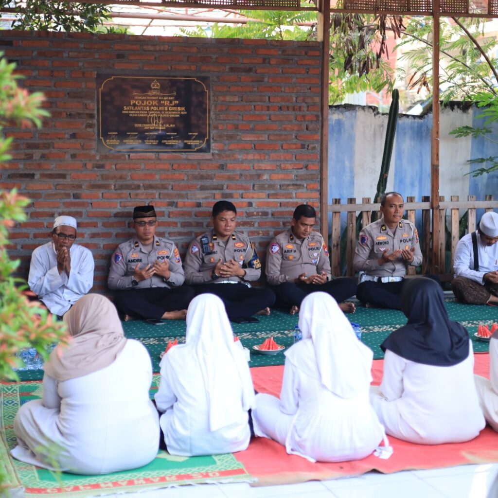 Ramadhan Penuh Berkah, Satlantas Polres Gresik Santuni Anak Yatim Roudlotul Hikmah