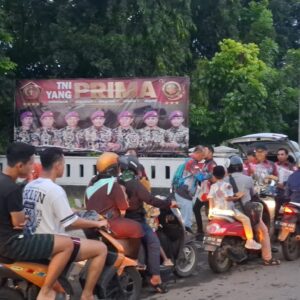 GANAS Bagikan 500 Takjil kepada Pengendara di Depan Markas Kodikmar Surabaya