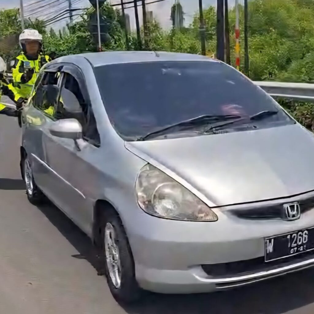 Respons Cepat Polantas Gresik Bantu Pemudik Mogok di Sembayat, Arus Lalu Lintas Kembali Lancar